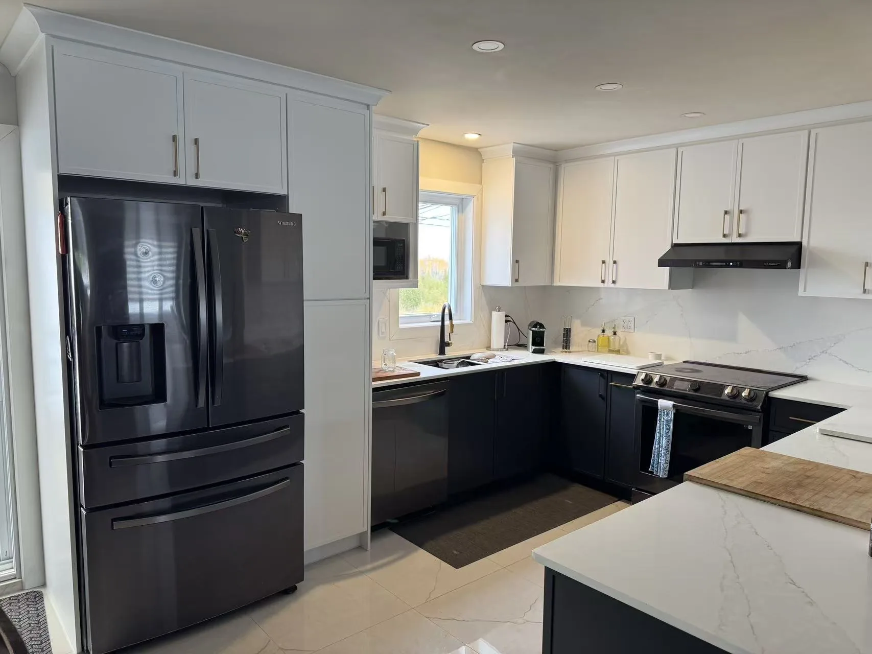 Cuisine sur mesure bicolore à Brossard avec armoires blanches et bases bleu marine