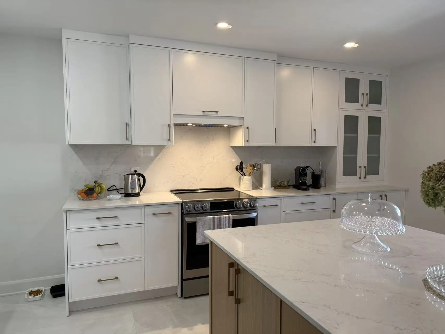 Armoires de cuisine blanches sur mesure à Laval avec dosseret de quartz