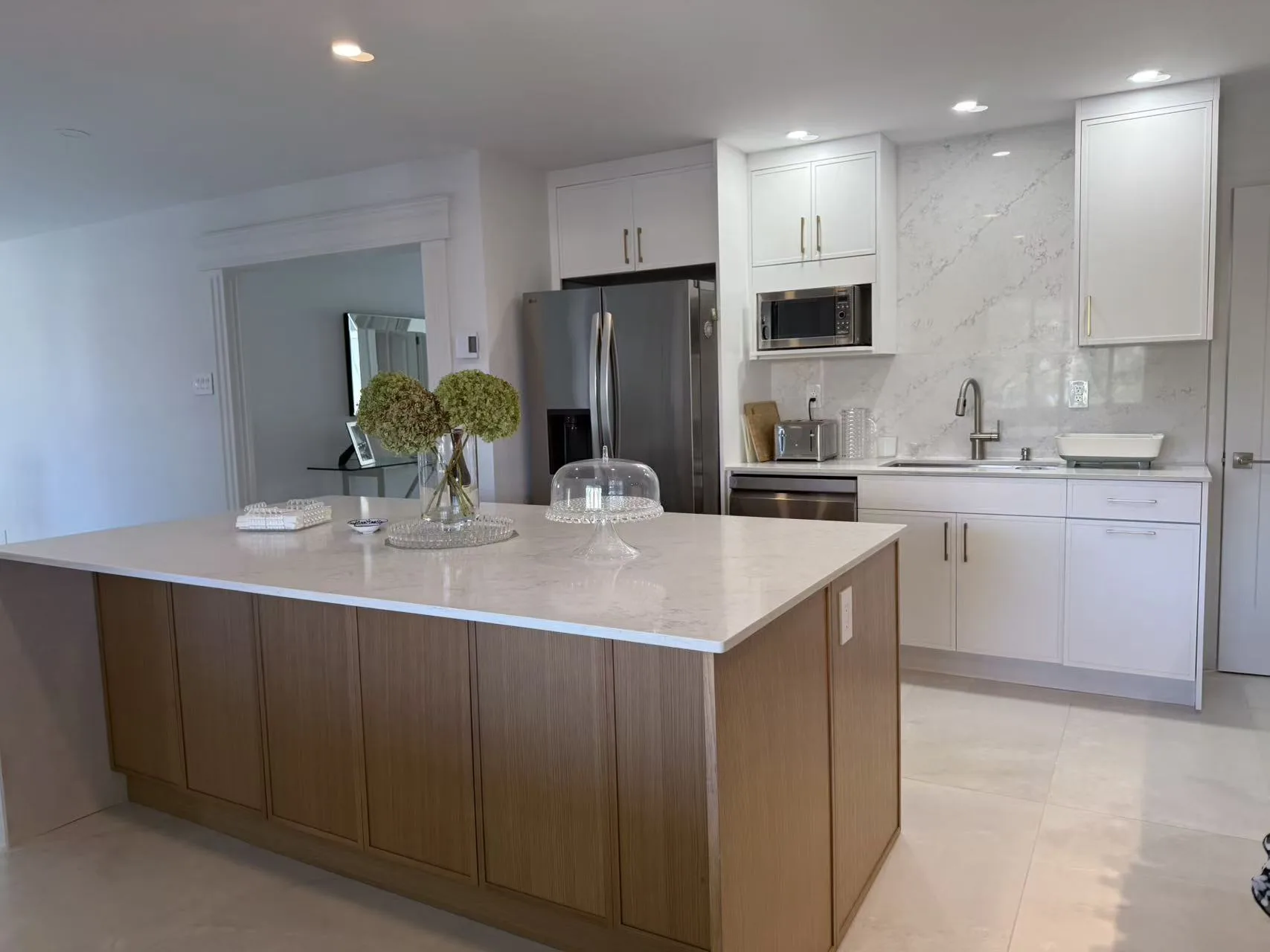Îlot de cuisine en placage de bois clair et quartz veiné à Laval