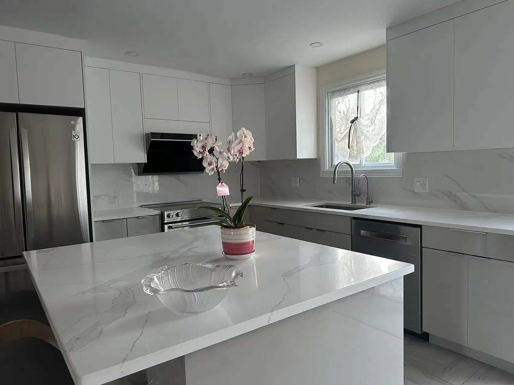 Cuisine sur mesure moderne à Terrebonne en fini blanc lustré et comptoir de quartz calacatta