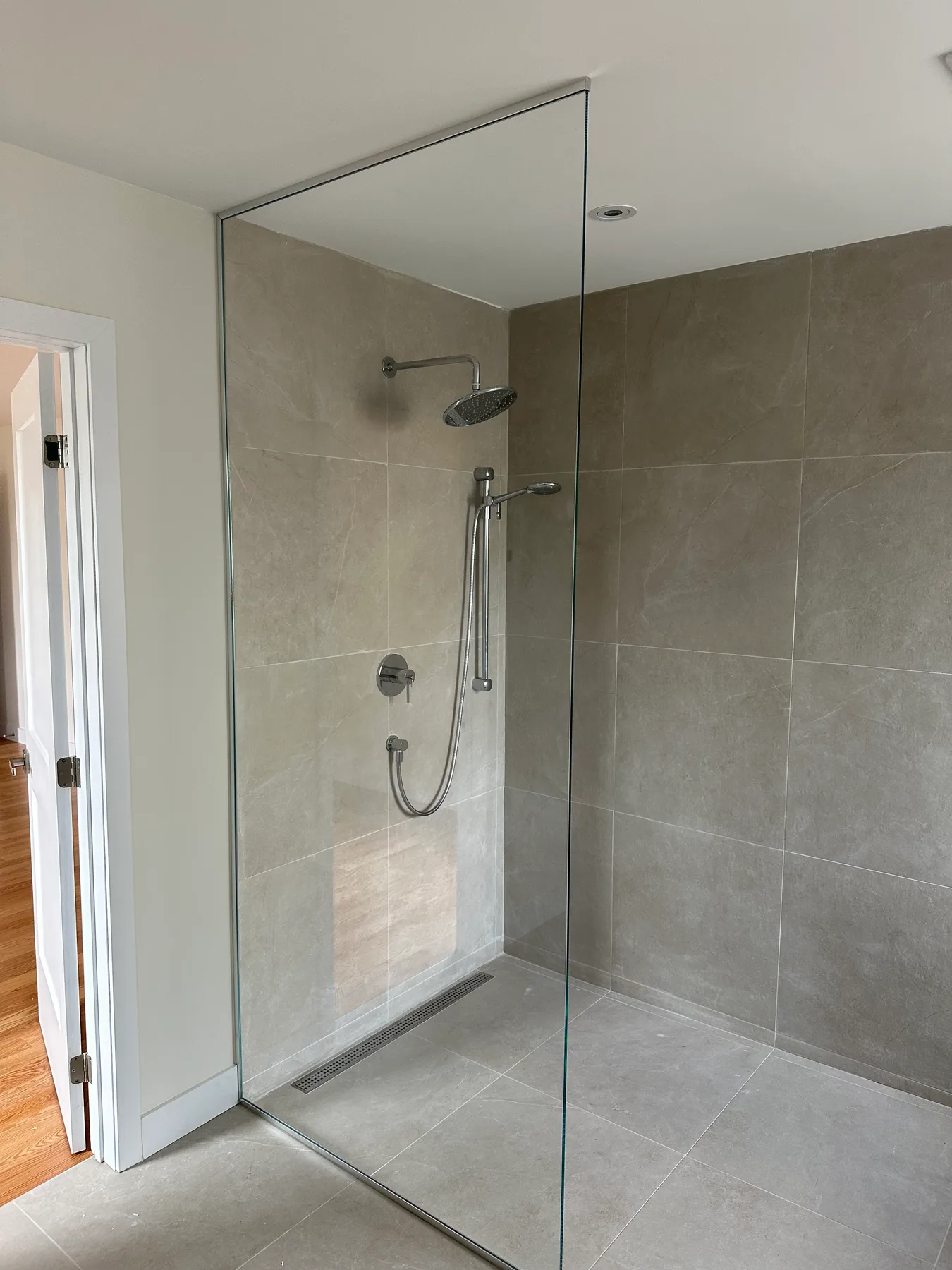 Salle de bain rénovée avec douche en céramique