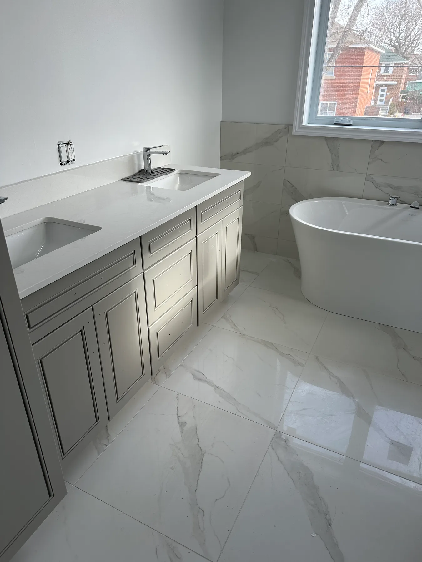 Salle de bain en marbre avec meuble-lavabo flottant
