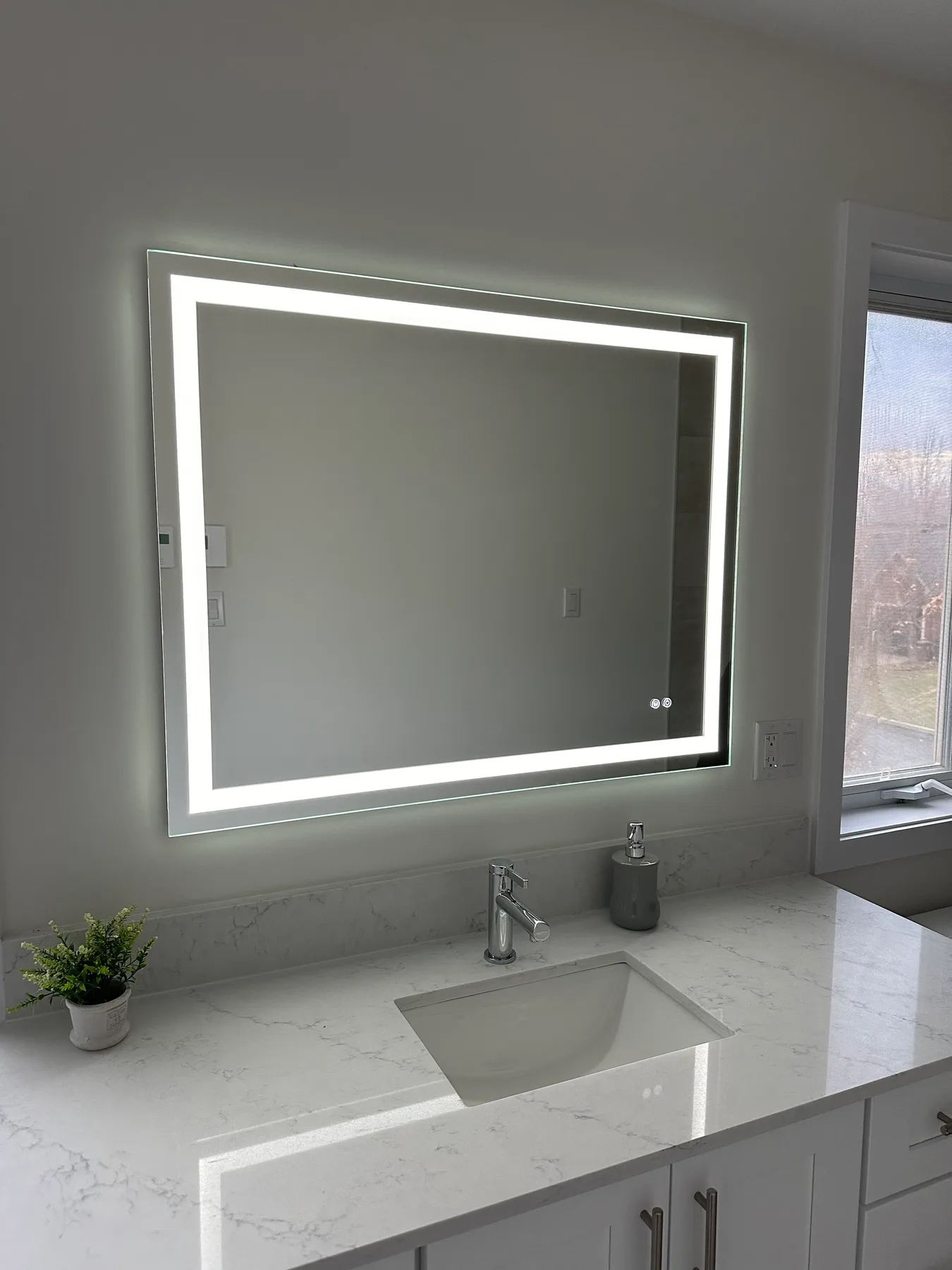 Vanité avec miroir à éclairage DEL et comptoir de quartz